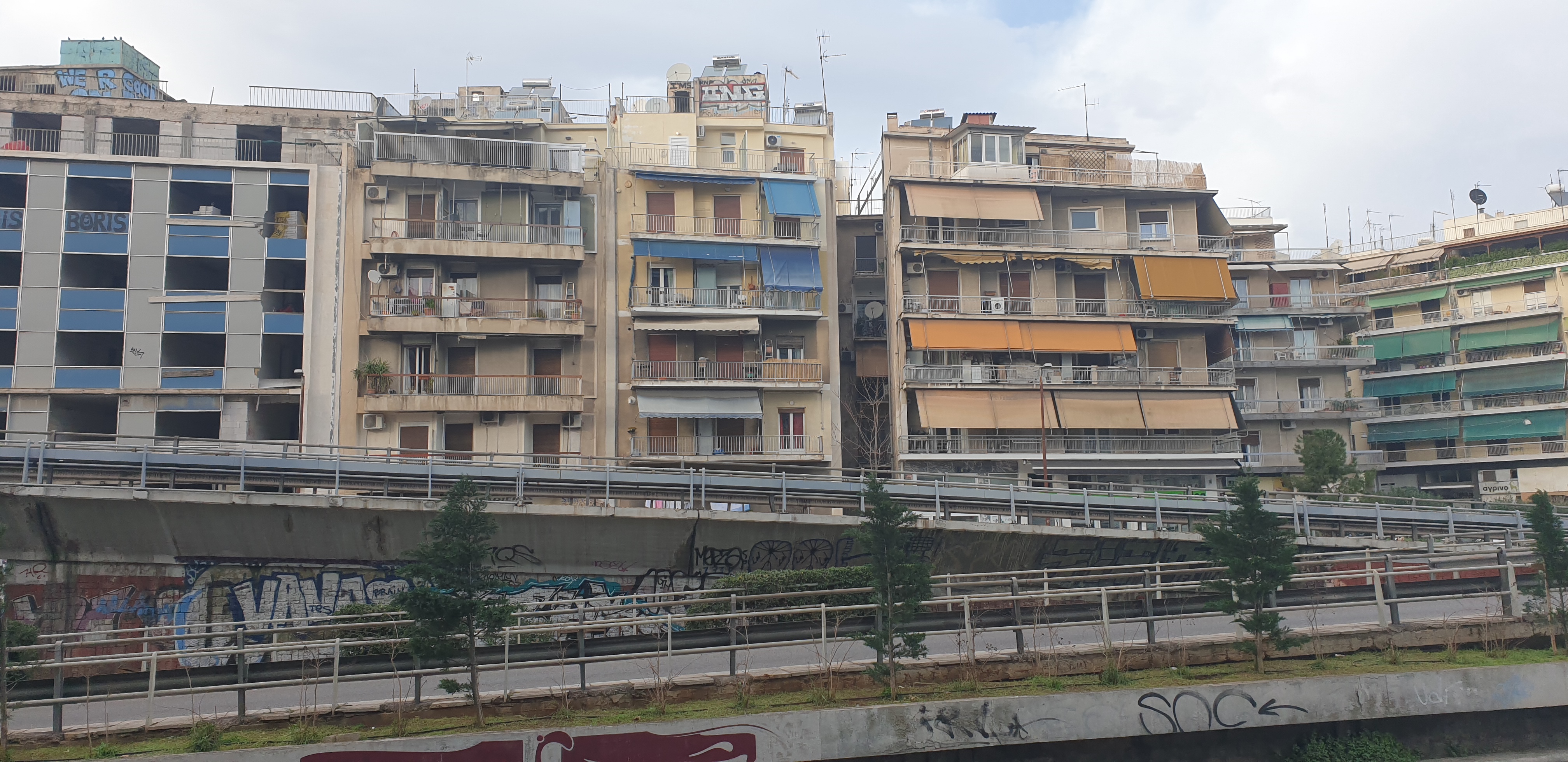 Πολυκατοικίες και δρόμοι στο Κουκάκι της Αθήνας